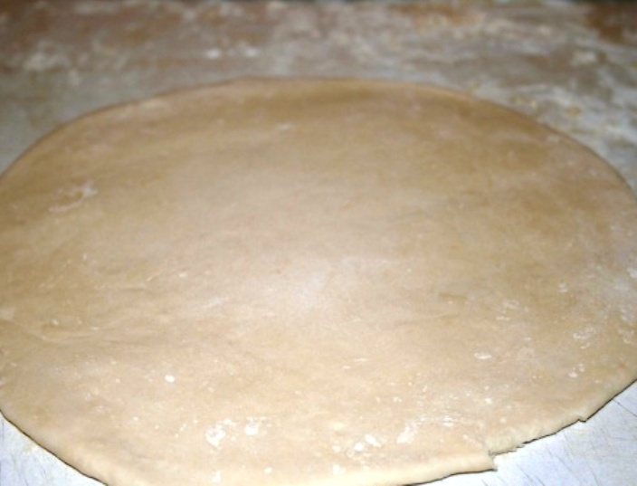 Раскатка теста для пирога с семгой